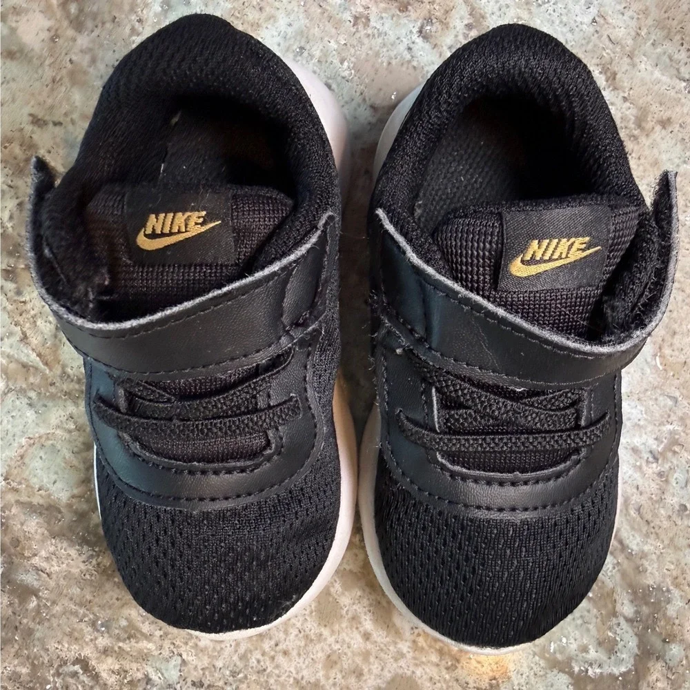 Nike Toddler Run Black Gold Velcro Athletic Shoes Size 5C Sneakers Kicks